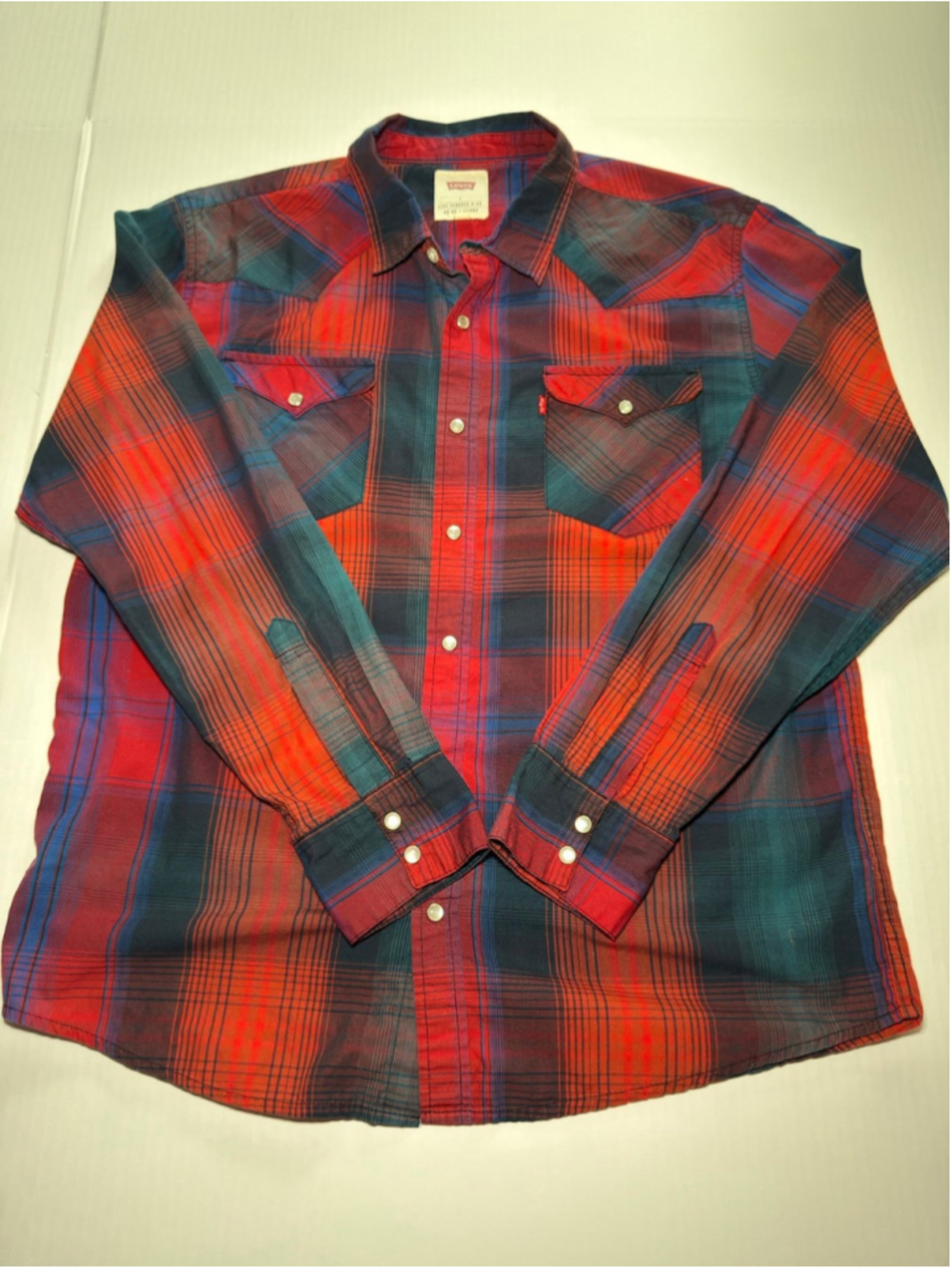 Levi’s men’s red/blue flannel western style button up shirt. Sz L